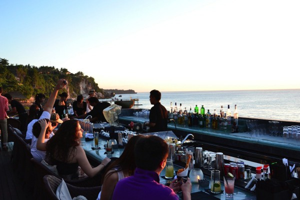 Le Rock Bar, situé dans un complexe hôtelier de Bali, permet de regarder le départ des bateaux tout en profitant d'un bon repas