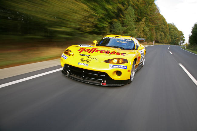 028A000004785842-photo-insolite-une-dodge-viper-gts-r-de-course-homologuee-pour-la-route