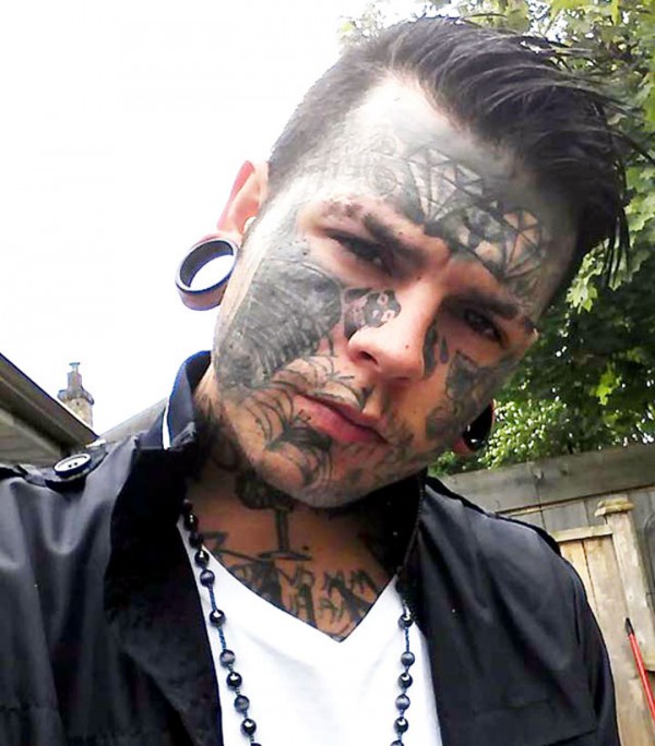 18-tatouages-faciaux-completement-wtf-qui-en-disent-long-sur-ces-personnes15