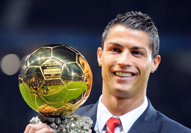 cristiano-ronaldo-gagne-un-deuxieme-ballon-d-or-iconsport_csm_101208_40_03,74023