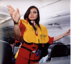 l-hotesse-montre-comment-se-servir-du-gilet