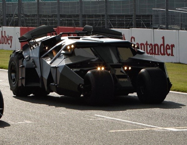 Dans "Batman Begins" en 2005, la batmobile est plus proche d'une voiture militaire pratiquement invincible et...écolo ! En effet, elle roule au tout électrique