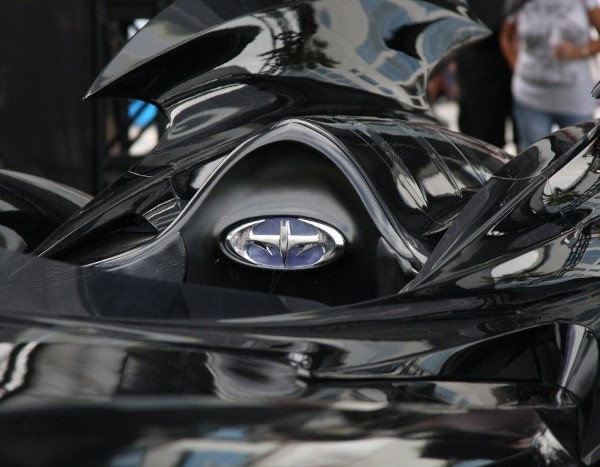 On y découvre également des lanceurs de rockets, un siège éjectable, un écran de vidéo-conférence mais n'est plus que mono-place