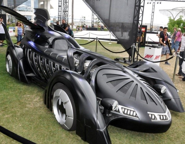 La batmobile de "Batman Forever" sorti en 1995 peut rouler sur les murs et les possède des roues pouvant être tournées perpendiculairement à la carosserie 