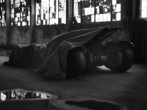 Ceci est le prototype de la batmobile qui sera dans le prochain Batman v Superman (sortie en 2016), si nous ne voyons pas grand chose, on peux tout de meme apercevoir la longueur du bolide et la largeur des roues