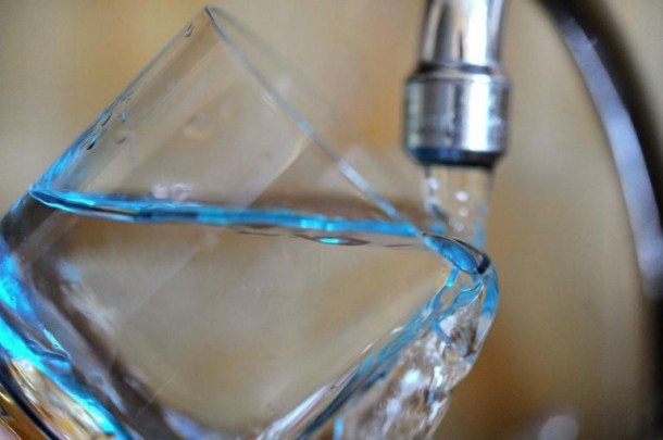 un-verre-d-eau-sous-un-robinet_1572955