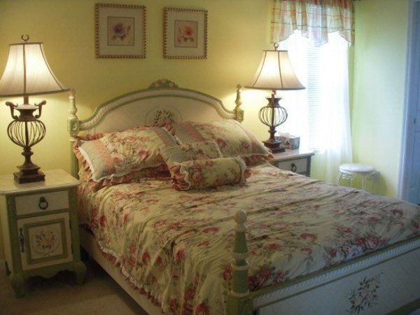 Il s'endort sur le lit de sa victime en plein cambriolage pour finalement se réveiller en cellule... 