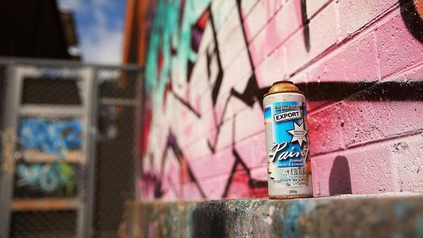 Alors qu'il fut arrêté pour vandalisme par graffitis, il se venge en repeignant toute la salle d'audience découvert la nuit d'après...