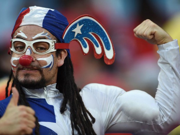 Un supporter chilien tout content après la victoire de son équipe contre l'Australie (3-1)