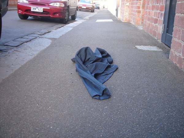 Ce cambrioleur, qui n'a pas pu s'échapper à temps, a laissé son pantalon avec quelques taches après une violente bagarre avec le propriétaire 