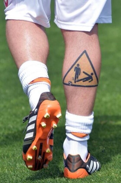 Daniele De Rossi le célèbre milieu de terrain de la Roma a sûrment le tatouage le moins bête. Le sien à le mérite d'avoir un rapport avec le football. Attention à ses tacles.