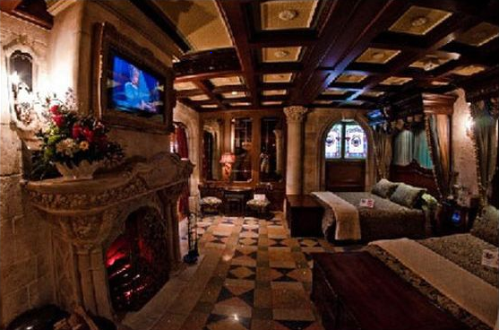 Dans le parc Disney World en Floride, il est possible de dormir dans une chambre du château.