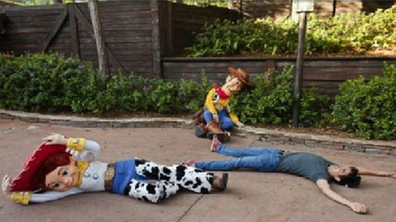 Avant, lorsque les visiteurs criaient "Andy arrive" les personnages de Toy Story devaient se coucher au sol, comme dans le dessin animé.
