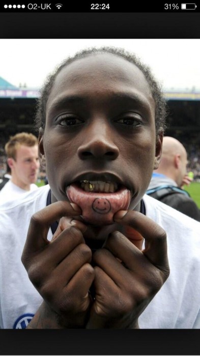 Nile Ranger, ancien joueur de Newcastle s'es tatoué un smiley à l'intérieur de la lèvre inférieure
