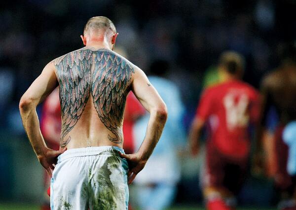 Stephen Ireland, joueur de Stoke City semble vouloir s'envoler si l'on en croît ces énormes ailes tatouées sur son dos.