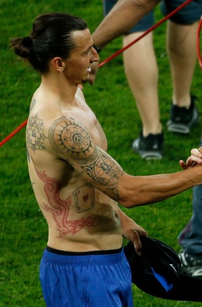 La superstar du PSG Zlatan Ibrahimovic est plein de tatouages. Mais regardez bien, ce dragon rouge sur ses côtes.