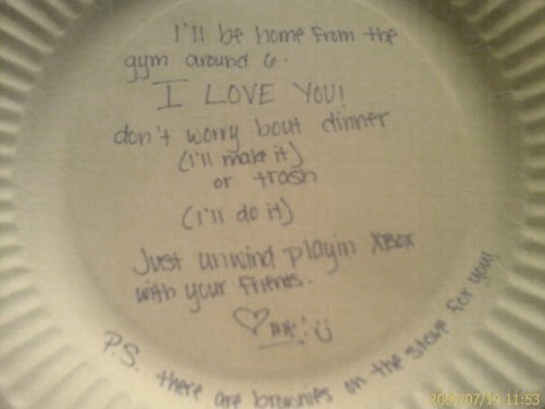 Je serais de retour de la gym vers 6 h. Je t'aime ! Ne t'inquiètes pas pour le dîner (je vais le préparer) ou la poubelle (je vais le faire) Détend toi en jouant avec tes amis sur la xbox PS : il y a des brownies