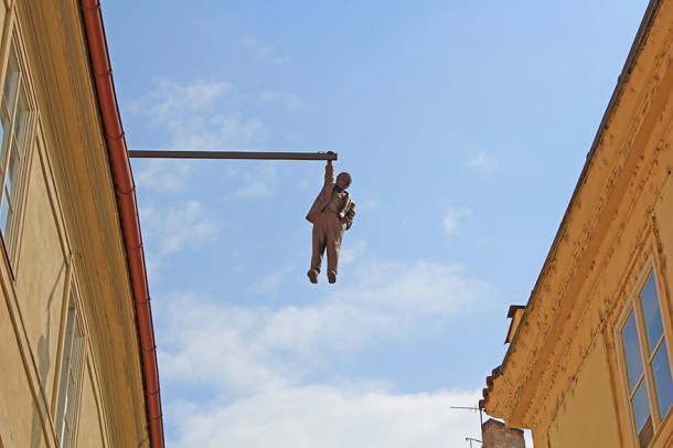 Homme suspendu de David Černý à Prague (République Tchèque)