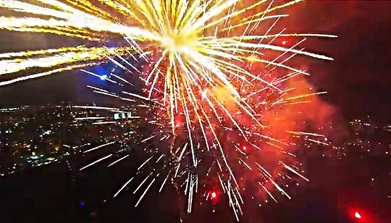 Vidéo : Magique ! Il filme un feu d'artifice depuis le ciel avec un drone