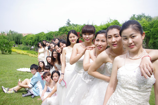 P1-BQ591_GOWNS_G_20140701191202