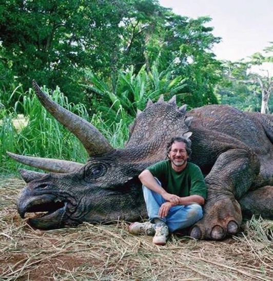 Quand-Internet-a-cru-que-Steven-Spielberg-avait-tue-un-dinosaure_portrait_w532