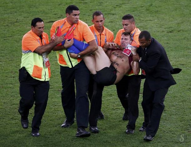 Vitaly-streaker-finale-world-cup-2014-brazil-12