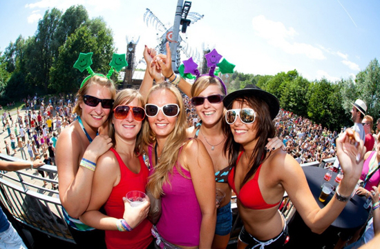 burnetts-festival-girls-thechive-29