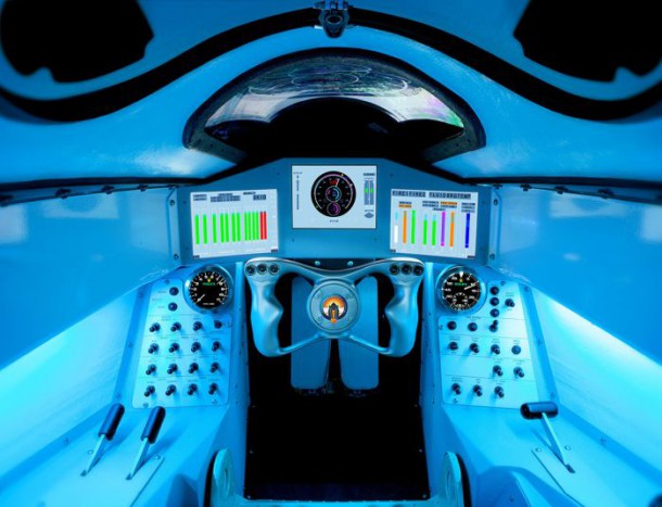 Le nouvel intérieur de cabine du Limier SSC, la fusée britannique et la voiture supersonique à réaction. Elle essayera d'atteindre une vitesse de 1000mph soit 1609 km/h dans un désert sud-africain