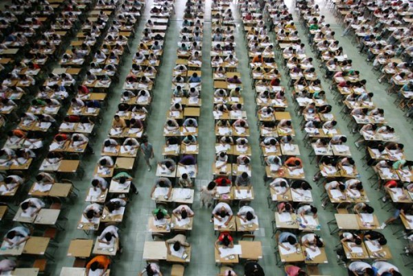 Étudiants passant un examen d'anglais dans un hall d'examen à Université Dongguan en Chine. 
