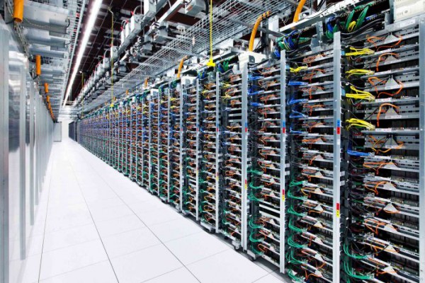 Le couloir de serveurs dans un centre de données de Google situé dans le Comté Mayes, l'Oklahoma