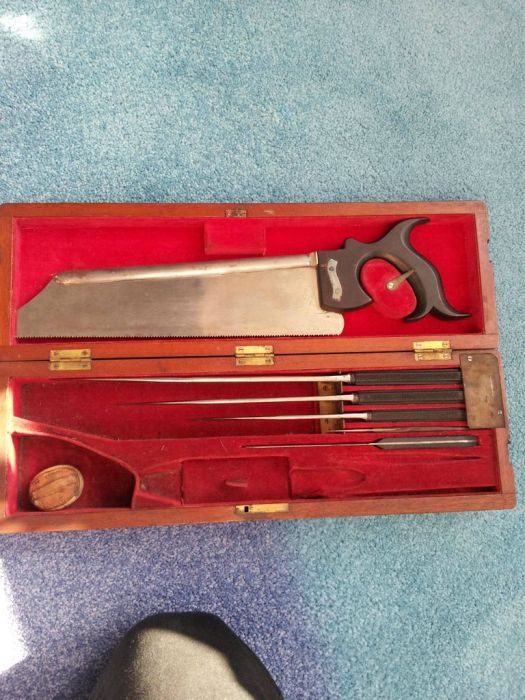 Trousse de chirurgie du 19 éme siècle, on dirait plus une boite à outils...