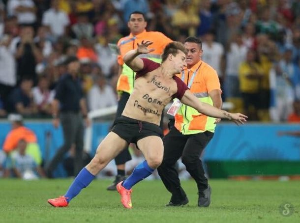streaker-world-cup-2014-vitalyzdtv-3