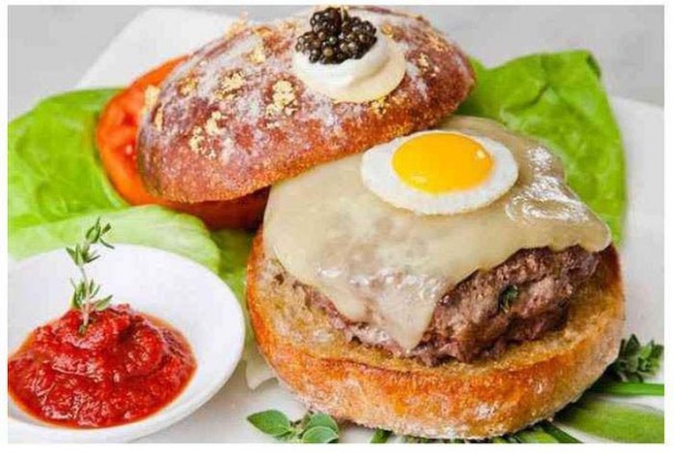 5. Le Burger Extravagant, New York, 220 € : feuille d'or, cheddar vieilli, truffe, caviar...