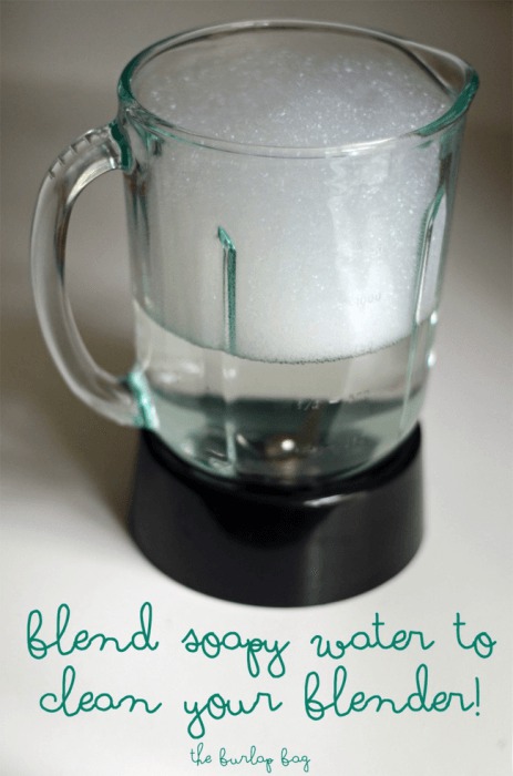 Pour nettoyer un mixer, mettez de l’eau avec un peu de liquide vaisselle et faites tourner 
