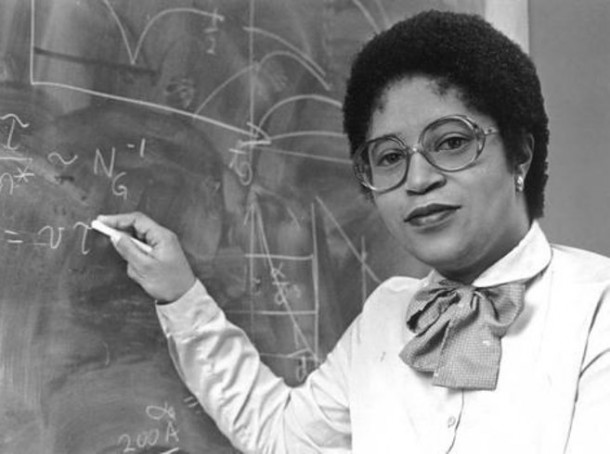 En 1973, Shirley Jackson est la première femme noire à obtenir un MIT. Sa carrière dans les télécommunications l'amèneront à contribuer à l'élaboration de nombreuses inventions