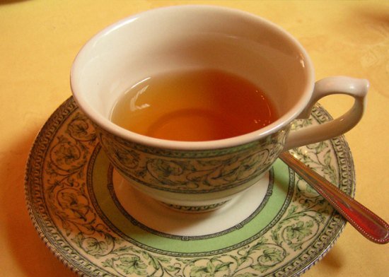 Le thé, surtout le vert, aide à apaiser les gorges irritées
