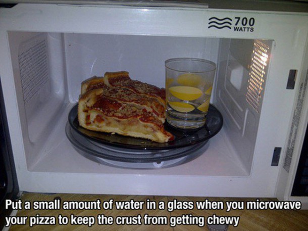 Pour eviter que la croute ne mollisse, mettez un verre d'eau avec votre pizza