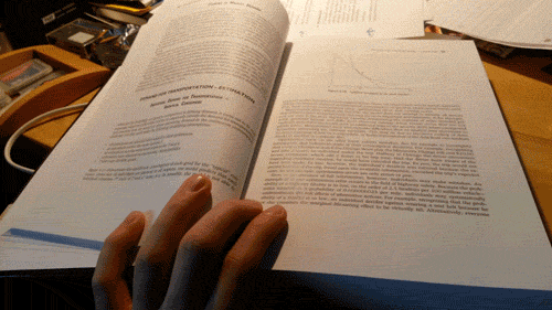 Le beau design de certains livres se fermant tout seuls, ils n'ont pas l'air d’être fait pour étudier...