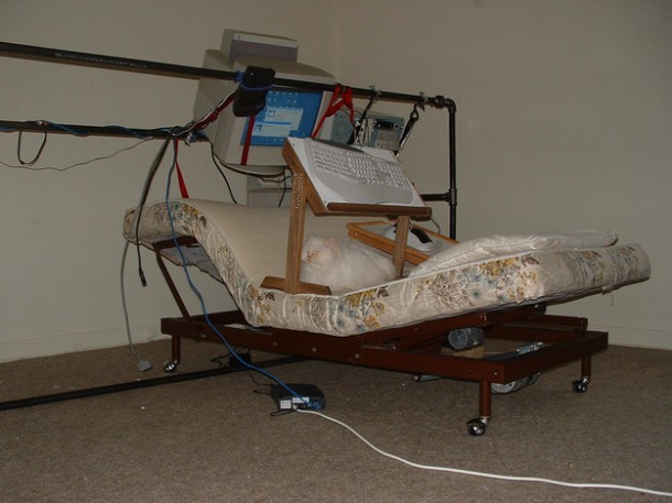 Un dispositif ergonomique pour avoir un ordi dans son lit