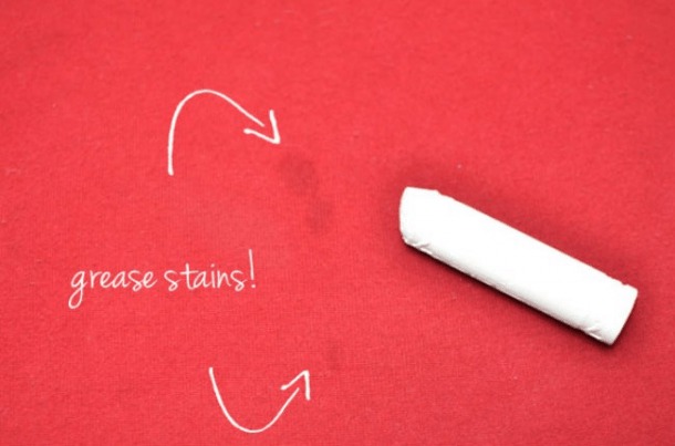 Si vous mettez de la craie sur des tâches de graisse, celles-ci s’estomperont après un coup de chiffon