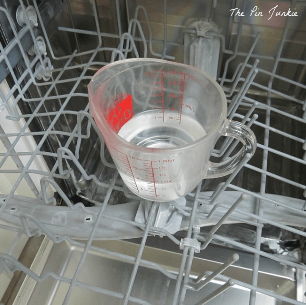 Un verre de vinaigre blanc dans le lave-vaisselle permet de vraiment bien décaper