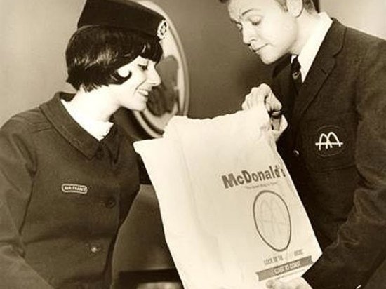 En 1968 des hamburgers McDonald étaient envoyés par pont aérien des États-Unis pour les athlètes olympiques Français.