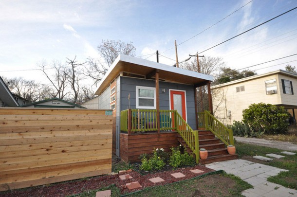7) Une petite maison surprenante dans un quartier résidentiel. On la verrait plutôt à côté d'un champ.