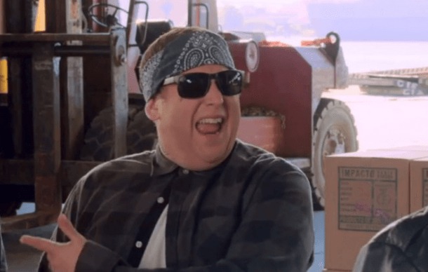 Certains hommes pensent qu'en boutonnant juste le haut de ler chemise, ils auront l'air cool. C'est faux.