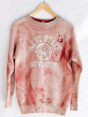 Le-sweat-ensanglante-Urban-Outfitters-suscite-l-indignation_w300