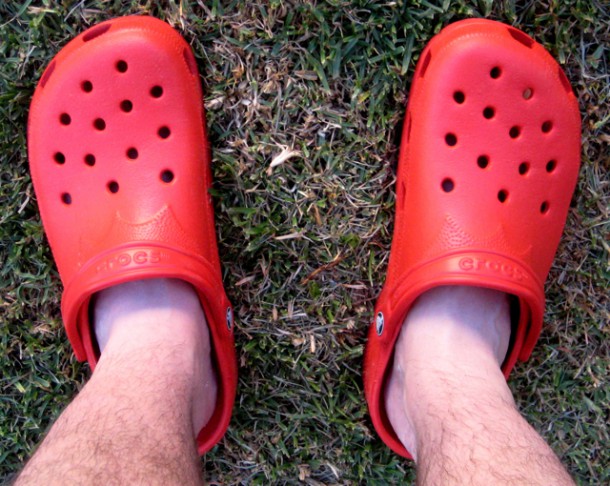 Tout homme qui pense que porter des Crocs en public est une bonne idée a tort