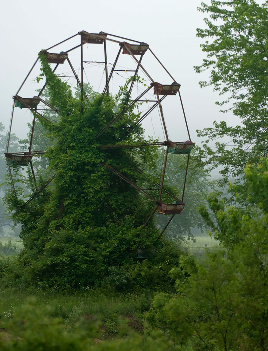 Une grande roue abandonnée