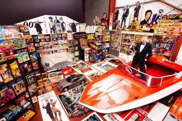 Fan de James Bond, ce britannique détient un record collector ! Il a réuni 12 463 articles liés à la saga !