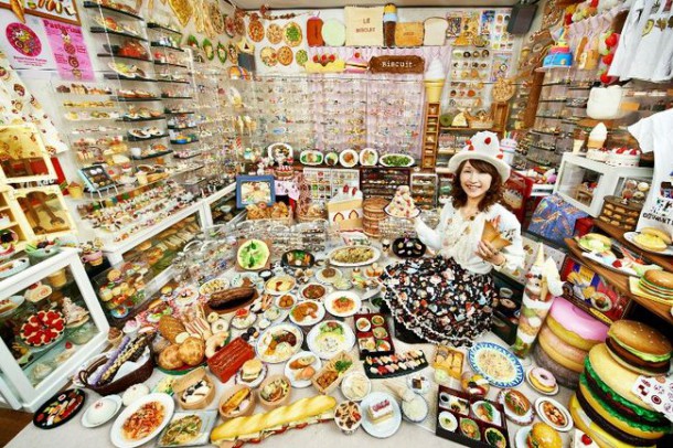 Un record insolite est détenu par le japonais Akiko Obata : son appartement contient 8000 fruits et aliments en plastique. Sympa la déco, vraiment