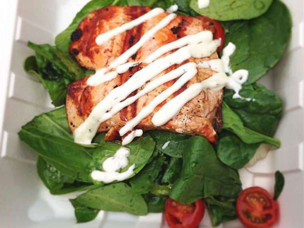 Un-pave-de-saumon-sur-lit-d-epinards_exact780x585_l